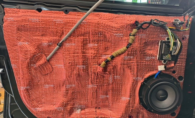 Aplicare reală strat vibro pe zona difuzorului