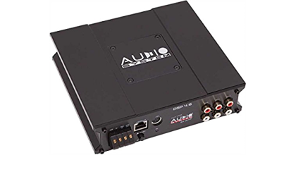 Hangrendszer: DSP 4.6 hangprocesszor, 4 csatorna bemenet, 6 csatorna kimenet, optikai bemenet, optikai kimenet